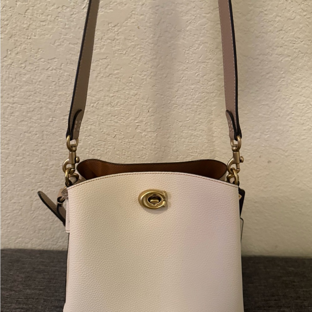 Elegant Coach Cream Bag - Picture 6 of 6